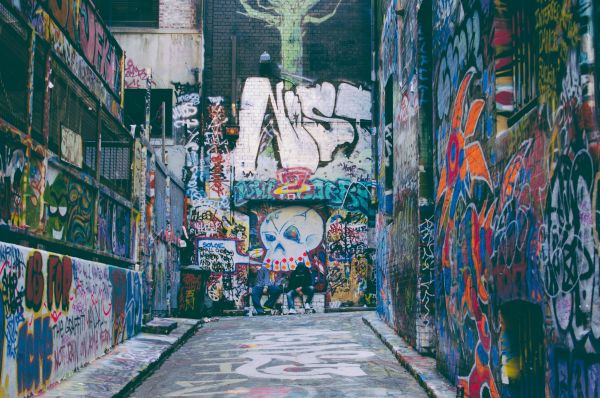 Plongée dans l'univers artistique d'Alec Monopoly, le maître du street art